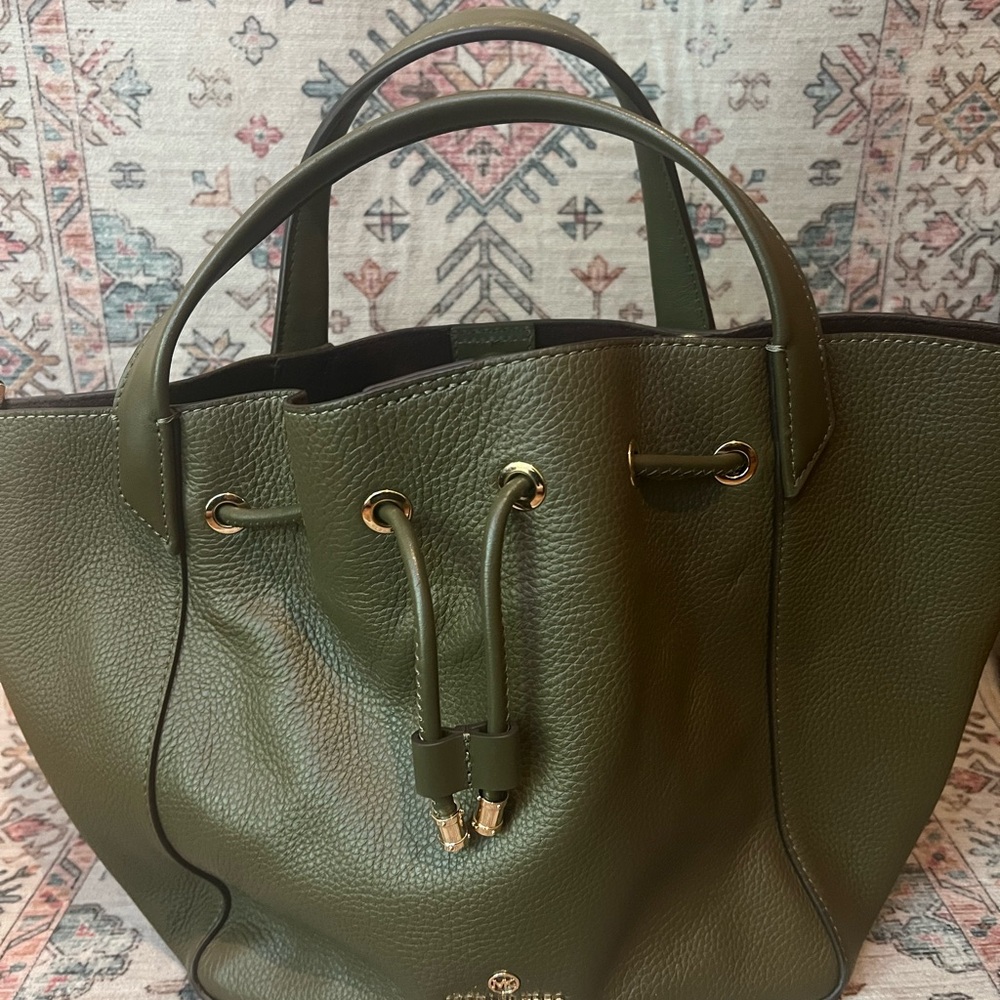 Elegant Green Leather Tote Bag